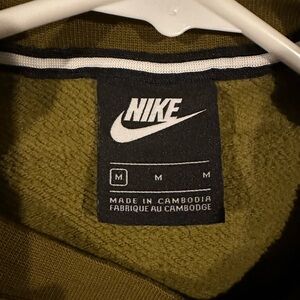 Nike green crewneck,size medium.
